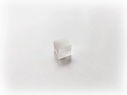 PBS (поляризационный расщепитель луча) малой мощности для объединения двух лучей в один