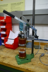 Устройство для контроля малогабаритных деталей на наличие продольных и поперечных дефектов