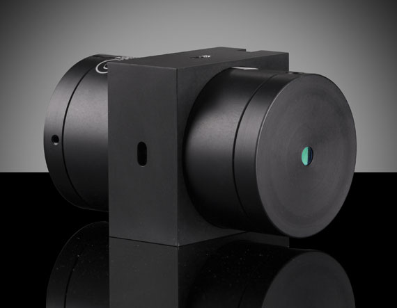 1070-нм двухступенчатый оптический изолятор свободного пространства