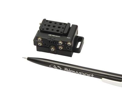 Столик для выравнивания устройства, компактный, шестиосевой, линейный 2 мм, угловой 4 градуса, 4-40 Модель: 9031