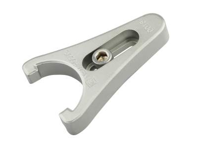 Зажимная вилка, опоры диаметром 25,4 мм, невыпадающий винт M6, короткий паз Модель: 9916-M