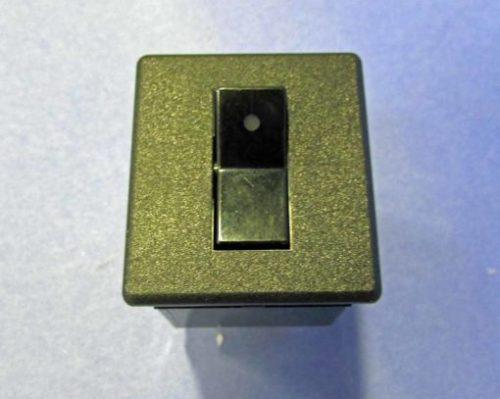 Sakura E300 Выключатель питания/Защита цепи 115 В