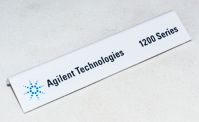 5042-8901- Паспортная табличка AGILENT 1200. Эту запасную деталь можно заказать только в связи с ремонтом сертифицированного инженера Agilent. Обратитесь в контактный центр сервисного обслуживания Agilent.
