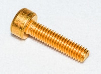 G3170-20123 — Позолоченный винт с головкой под торцевой ключ, M3 x 12, используется с системами газовой хроматографии/масс-спектрометрии серий 5975 и 5977, модели 5975A и 5975C.