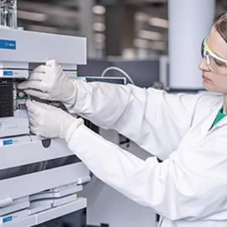 5062-8100- Колонка задержки InfinityLab PFC, 4,6 x 30 мм. Предел давления 1200 бар, разработан и протестирован для задержки элюирования соединений ПФУ, высвобождаемых из насоса, линий растворителей и растворителей. Для использования с комплектом для переоборудования ЖХ InfinityLab без ПФУ (5004-0006).
