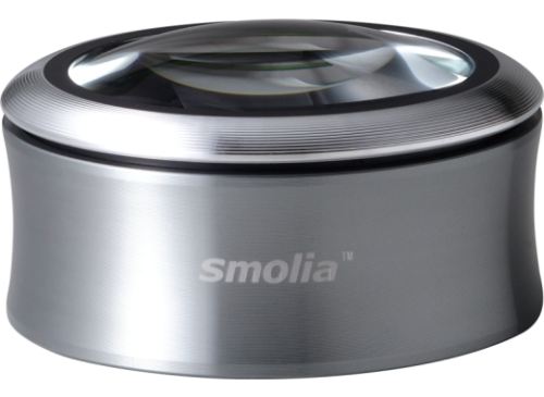 Ручная лупа с белой подставкой.