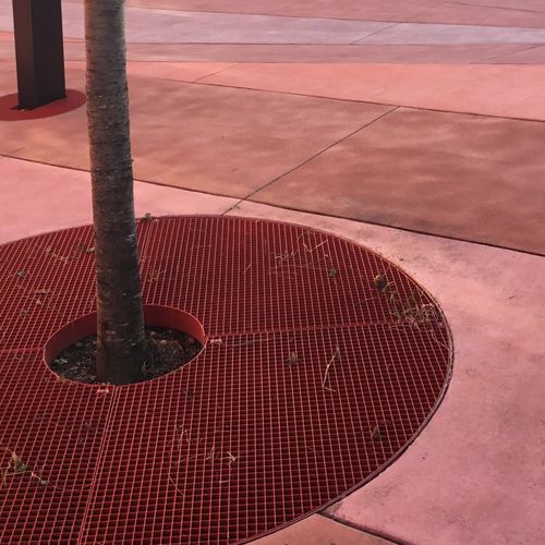 Металлическая решетка с квадратной сеткой для пола шахты