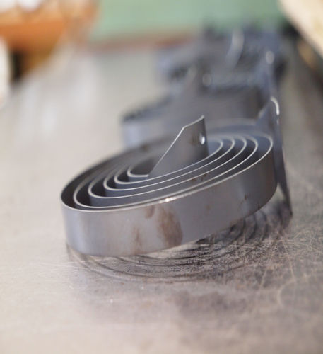 Тяговая пружина спиральнаяплосколистная