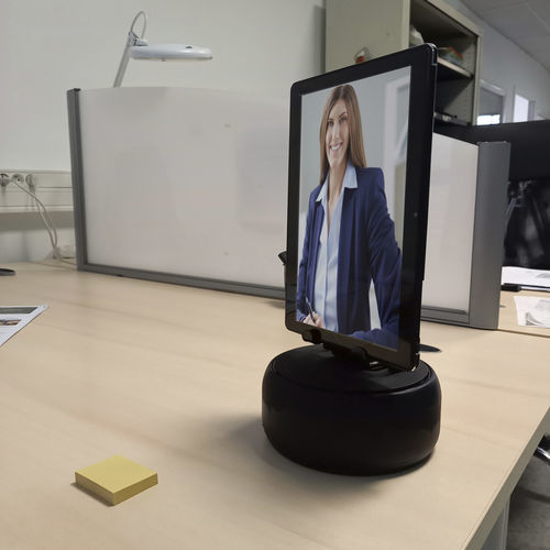 Робот телеприсутствия с автономной навигацией EDMOмультитач-экраном