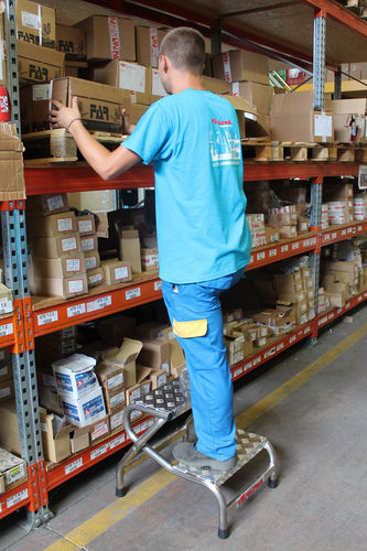 Переносная стремянка серии SGAалюминий3-ступенчатая2-ступенчатая