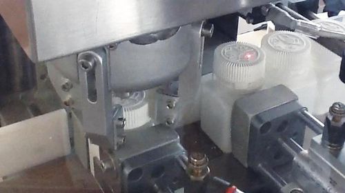 Машина для укупорки фармацевтической продукции TBлинейная с электронным управлениемдля пластиковых крышек