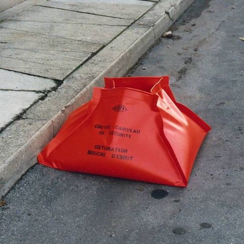 Standing anti-pollution boom