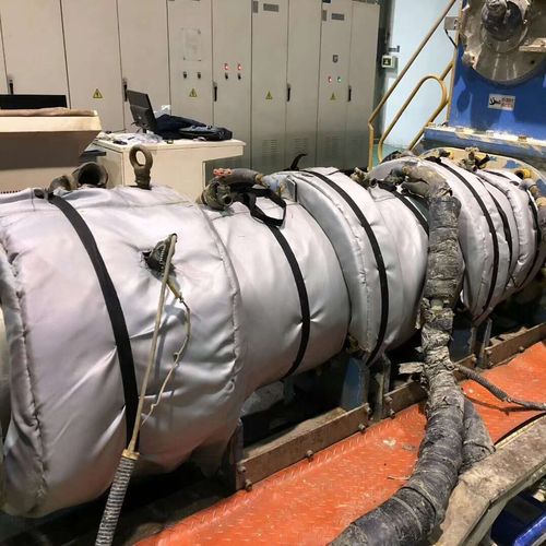 Съемное изолирующее покрытие для выхлопных труб двигателя.