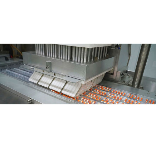 Автоматическая машина для блистерной упаковки таблетокдля косметической промышленности