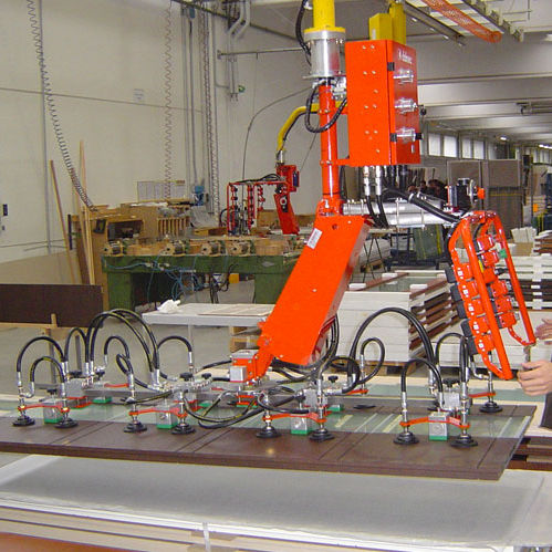 Манипулятор с присоской для потолочной тележки на стойке двери