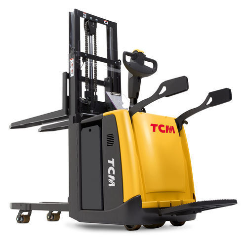 Электрический штабелер SRSс платформой оператора24 Вдля промышленного применения