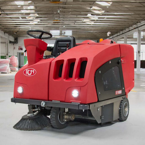 Ride-on sweeper BOXER PLUSbattery-poweredcombustion enginecompact
