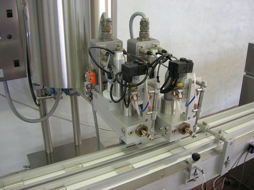 Автоматическая машина для производства теней для век