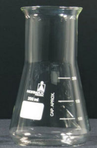 Колба Эрленмейера из боросиликатного стекла.