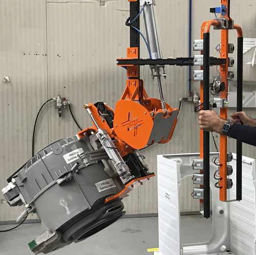 Пневматический манипулятор FAMATEC PZERO с захватом для перемещения электроприборов