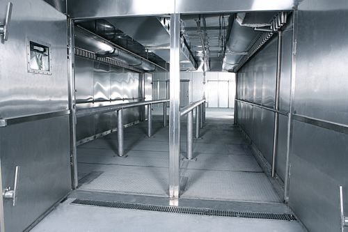 Большая промышленная плита для колбас.