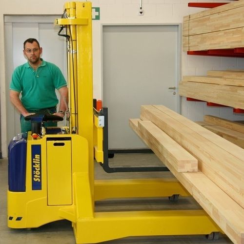 Электрический штабелер с боковым расположением сиденья и сиденьем для хранения в четырех направлениях