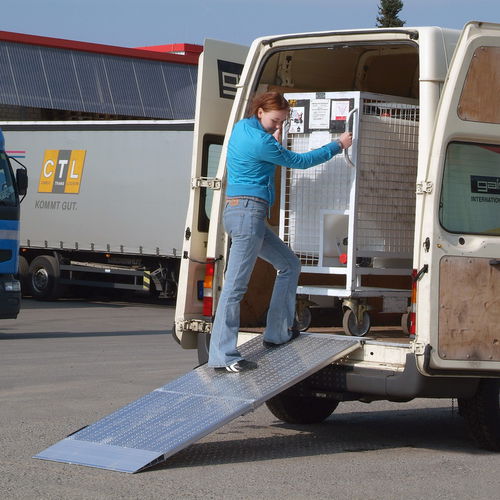 Погрузочная рампа для грузовых автомобилей AOS-Fhandlingмобильнаяс ручным управлением