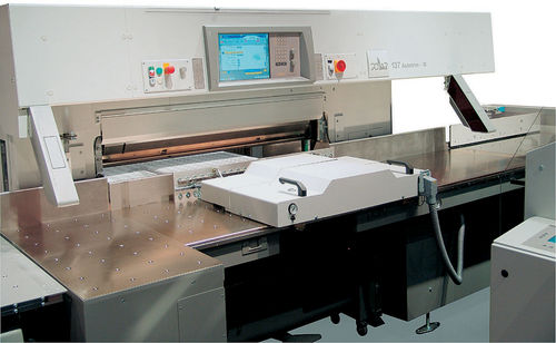 Высокоскоростной резак для бумаги Autotrim MЦифровой дисплейПрограммируемая точность