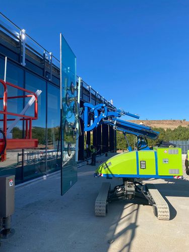 Перемещение стекла для фасадов краном Winlet 1000 Crawler ER гусеничныйтелескопическийвездеход