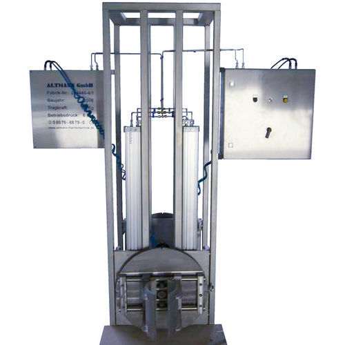 Pneumatic lifting device rotatingfor gas bottles