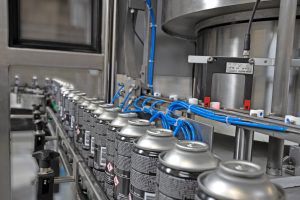 Автоматическая машина для наполнения и укупорки жидкостейроторнаявысокоскоростная