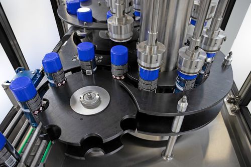 Полностью автоматическая ротационная укупорочная машинадля банокдля химической промышленности