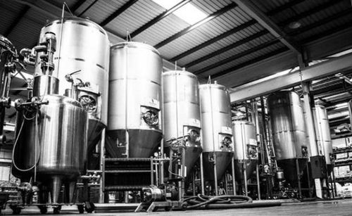 Процесс смешивания в ферментационном сосуде из нержавеющей стали