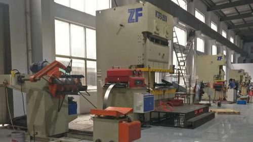 Профилегибочная машина для производства дорожных ограждений с фиксированным типом штамповки