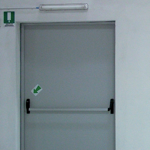 Дверь для пешеходов из оцинкованной сталибезопаснаяс функцией аварийного выхода