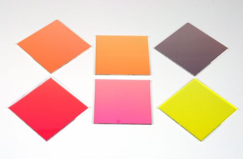 Полосно-заграждающий оптический фильтр из дихроичного стекла