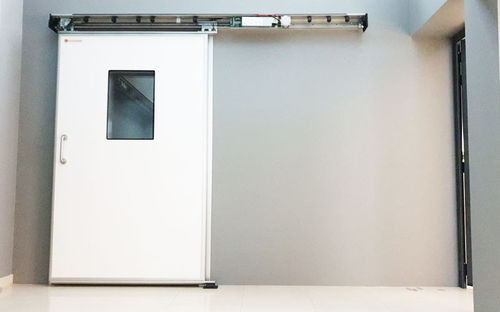 Раздвижная дверь, безопасность, акустический дизайн