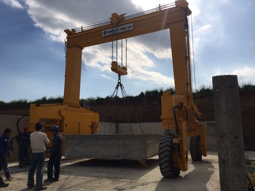 Портальный транспортер MST 30 на резиновых колесах для сборных железобетонных балок