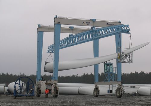 Портальный транспортер MST 50 на резиновых колесах для работы с ветроэнергетическими установками