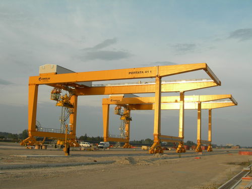 Кран козловой на рельсовом ходу RGC 52для контейнеров