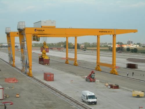 Кран козловой на рельсовом ходу RGCдля контейнеров