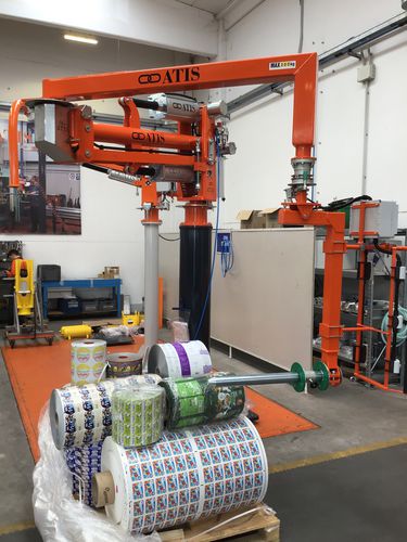 Pneumatic manipulator arm Atismirus 500servo-drivenwith gripping toolfork