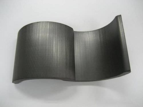 Сегментированный постоянный магнит из спеченного феррита для двигателейсанизотропный