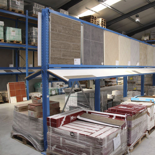 Консольный стеллаж под плиткус полками