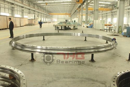 Поворотное кольцо без зубьев трехрядное