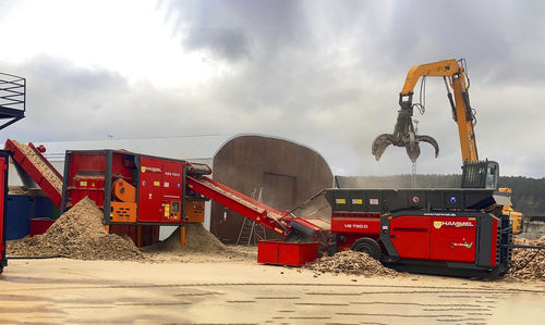 Wood recycling unit for pallets