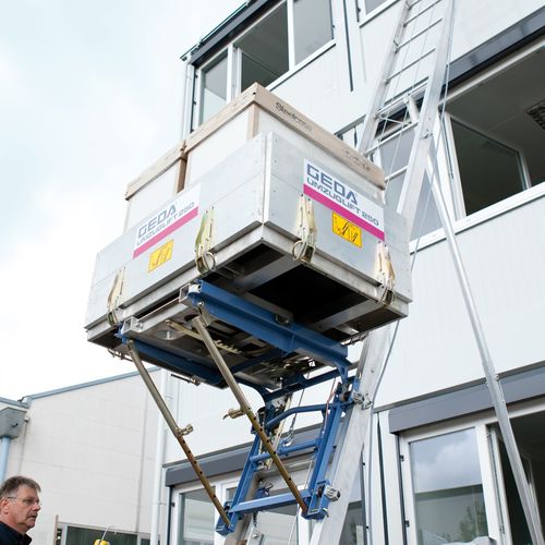 Грузовой лифт с электроприводом серии 200мобильный колонного типа