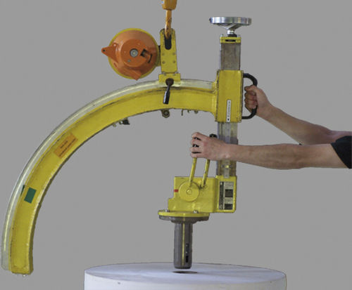 Металлическое подъемно-поворотное устройство с захватным инструментом серии SW для рулонов