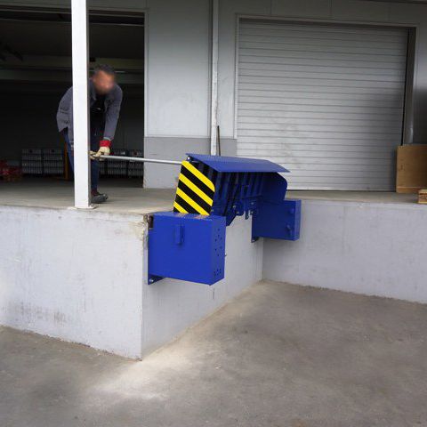 Ручной перегрузочный мост серии MR-ACC с поворотной аппарелью