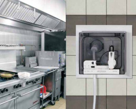 Wall-mounted electrical socket OMNIAPLUS seriesbuilt-ininterlocked